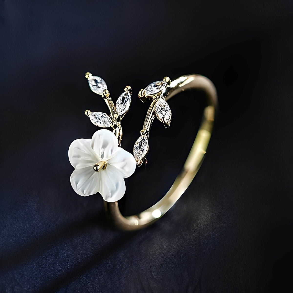 Mayla – Anillo floral con flores blancas y circonitas