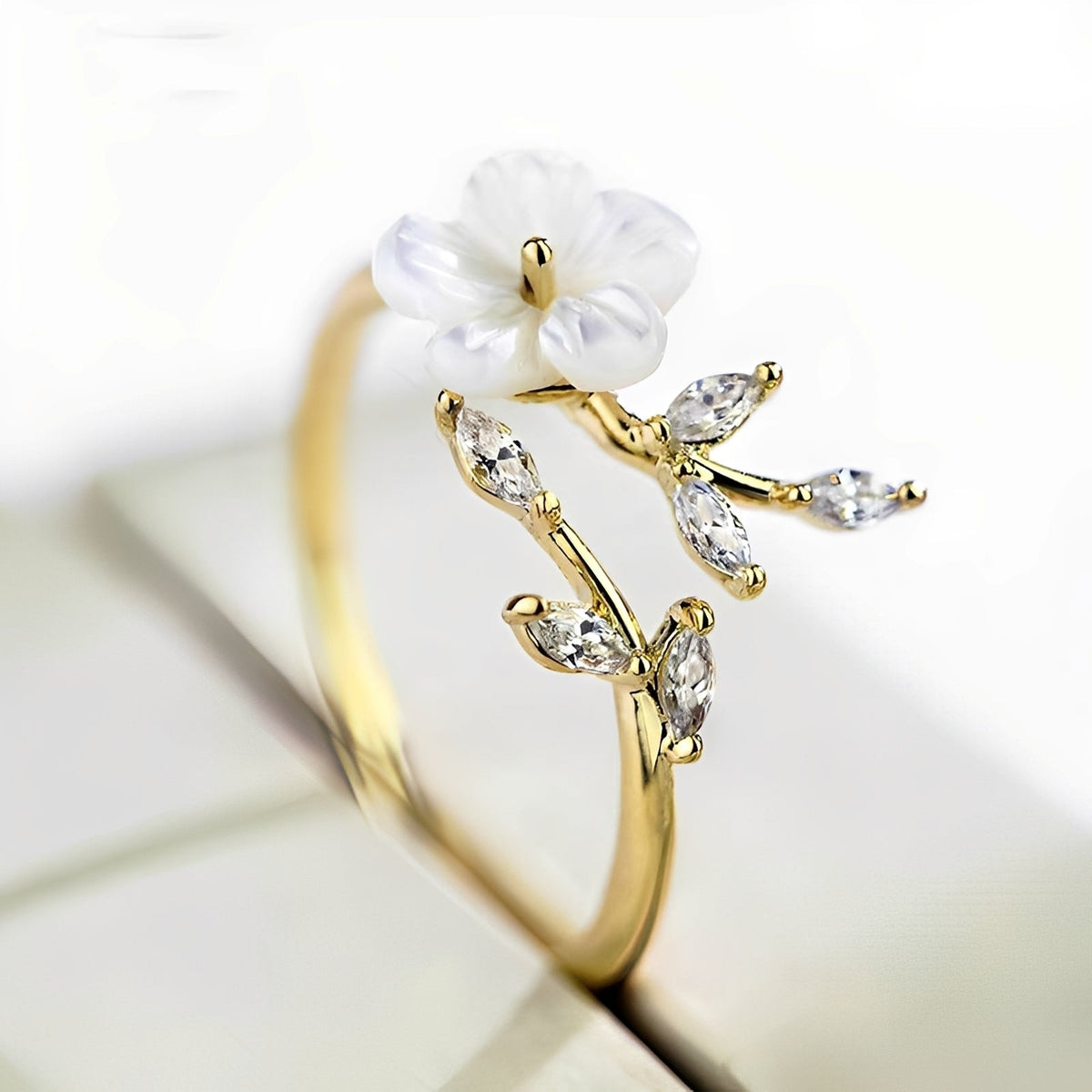 Mayla – Anillo floral con flores blancas y circonitas