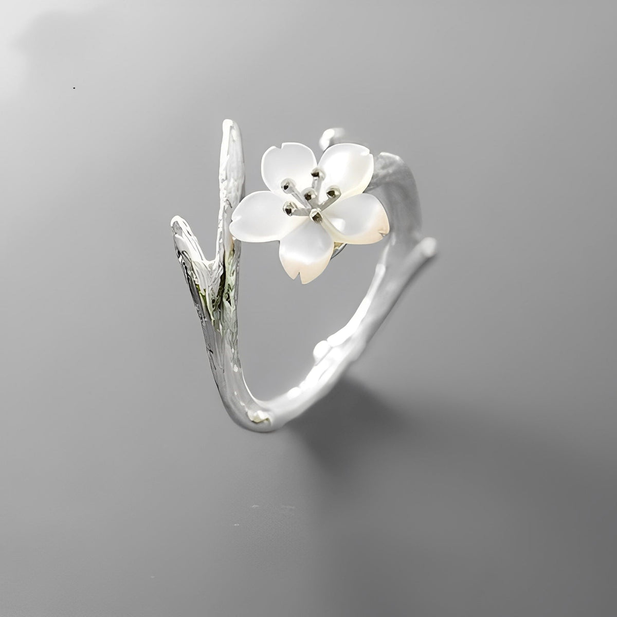 Lilou – Anillo vintage regulable con flor blanca