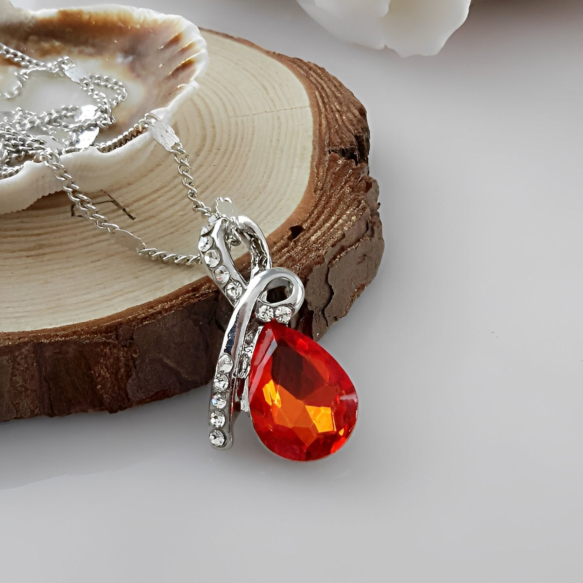 Pilar – Collar de cristal deslumbrante en oro blanco