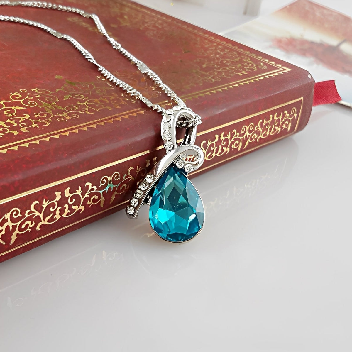Pilar – Collar de cristal deslumbrante en oro blanco