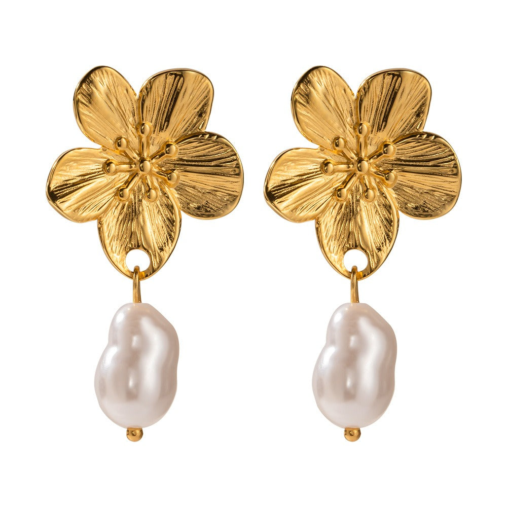 Ember – Pendientes florales con perlas doradas