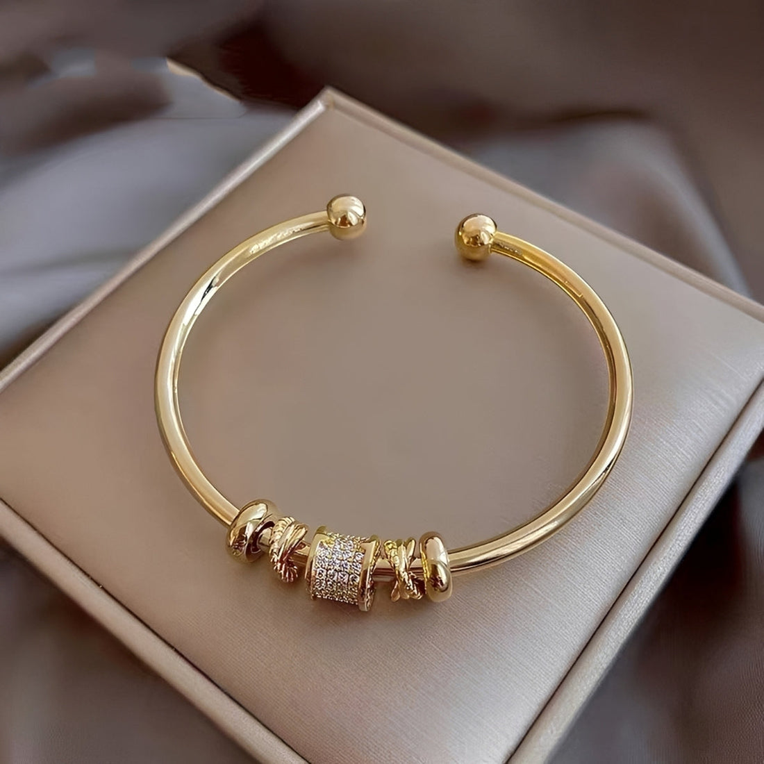 Amalia – Pulsera regulable con encantos dorados