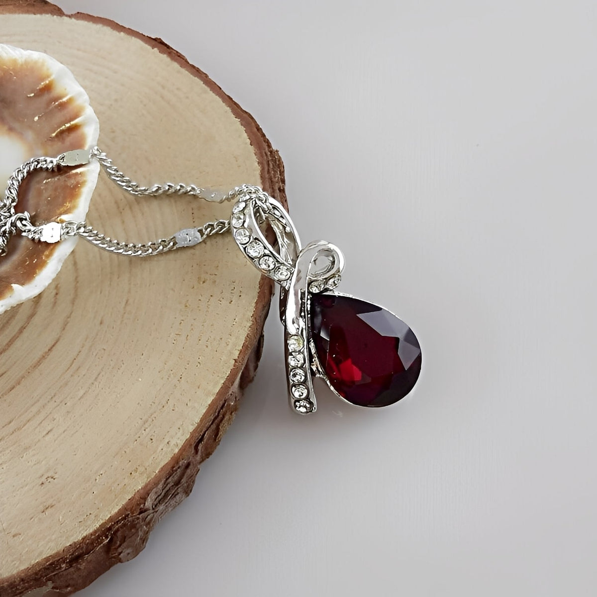 Pilar – Collar de cristal deslumbrante en oro blanco