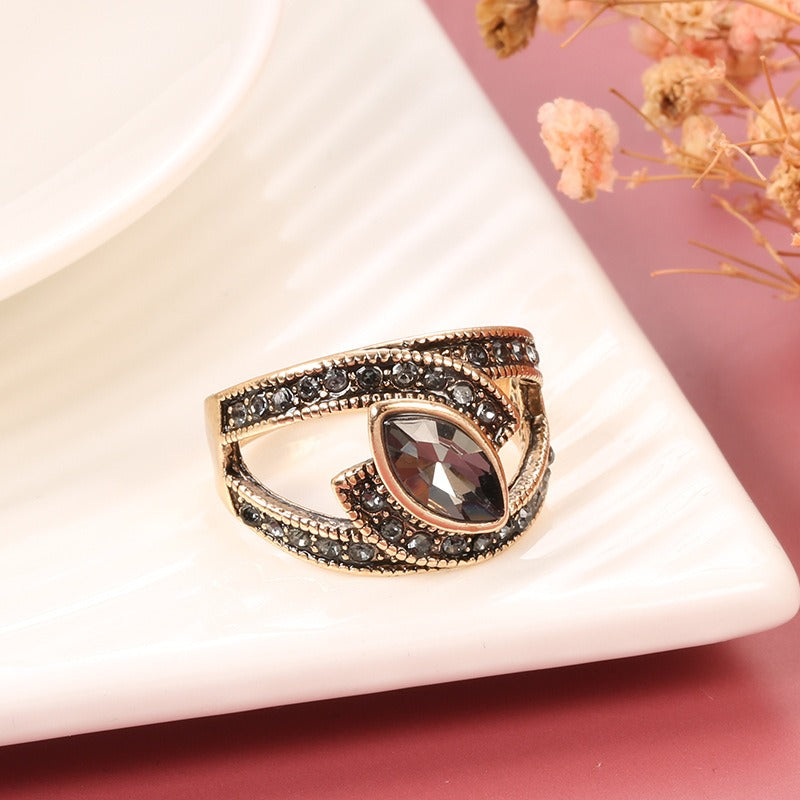 Amena – Anillo Sofisticado de Cristal Oscuro