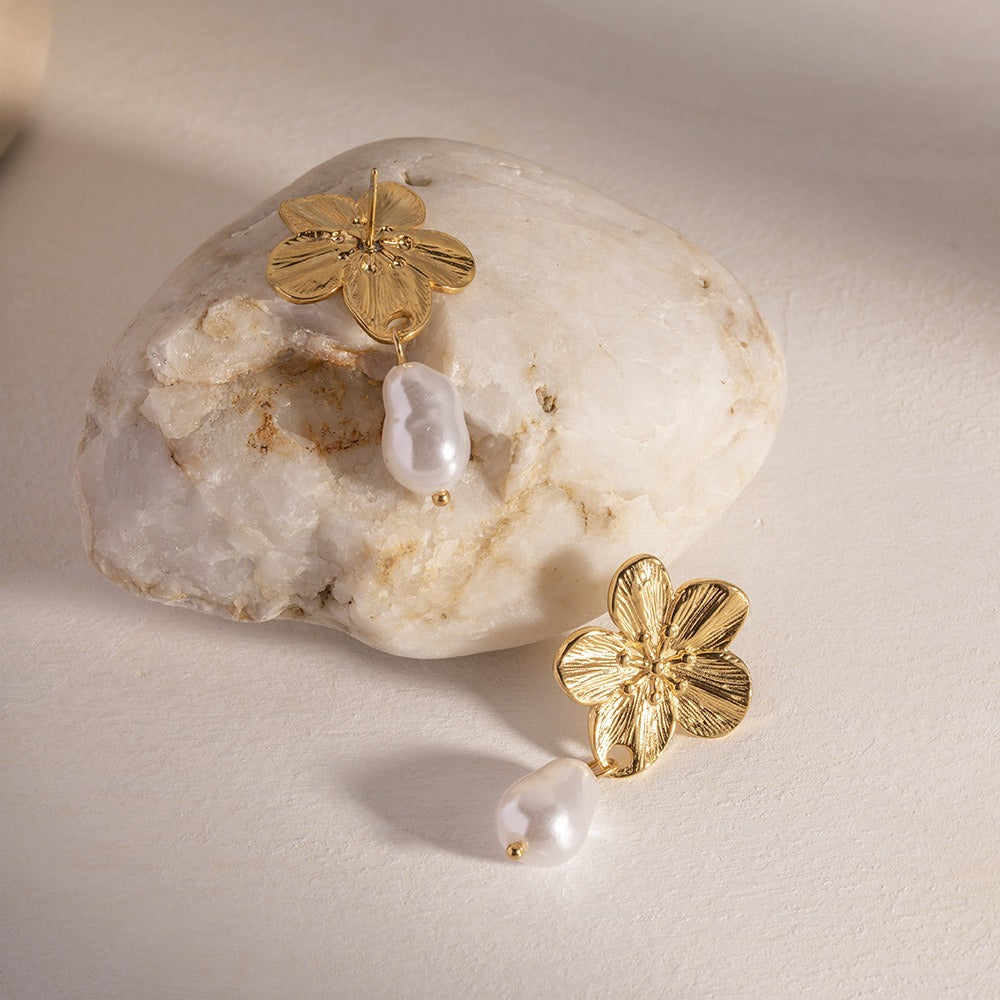Ember – Pendientes florales con perlas doradas