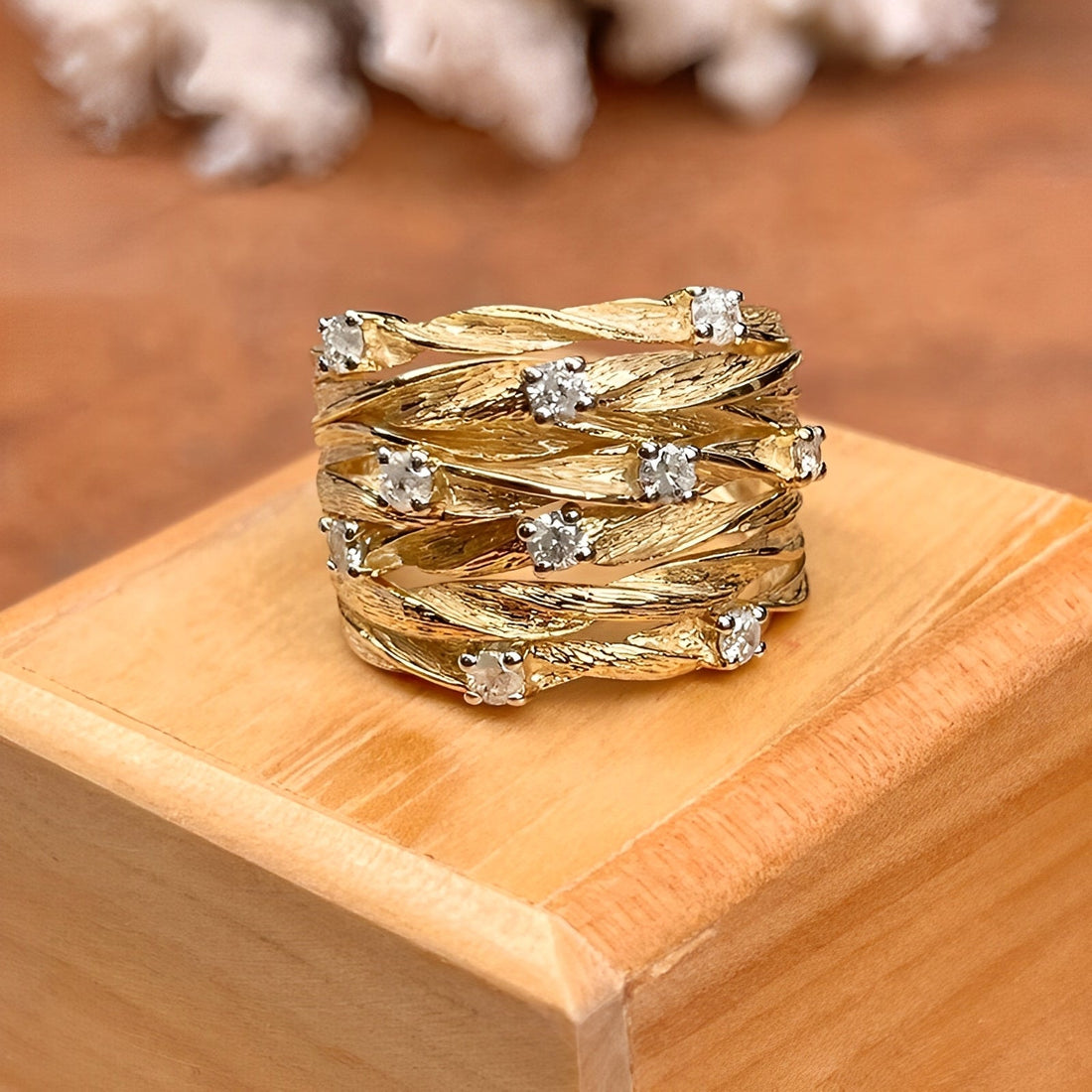 Marisse – Anillo dorado de diseño vintage con brillo sutil