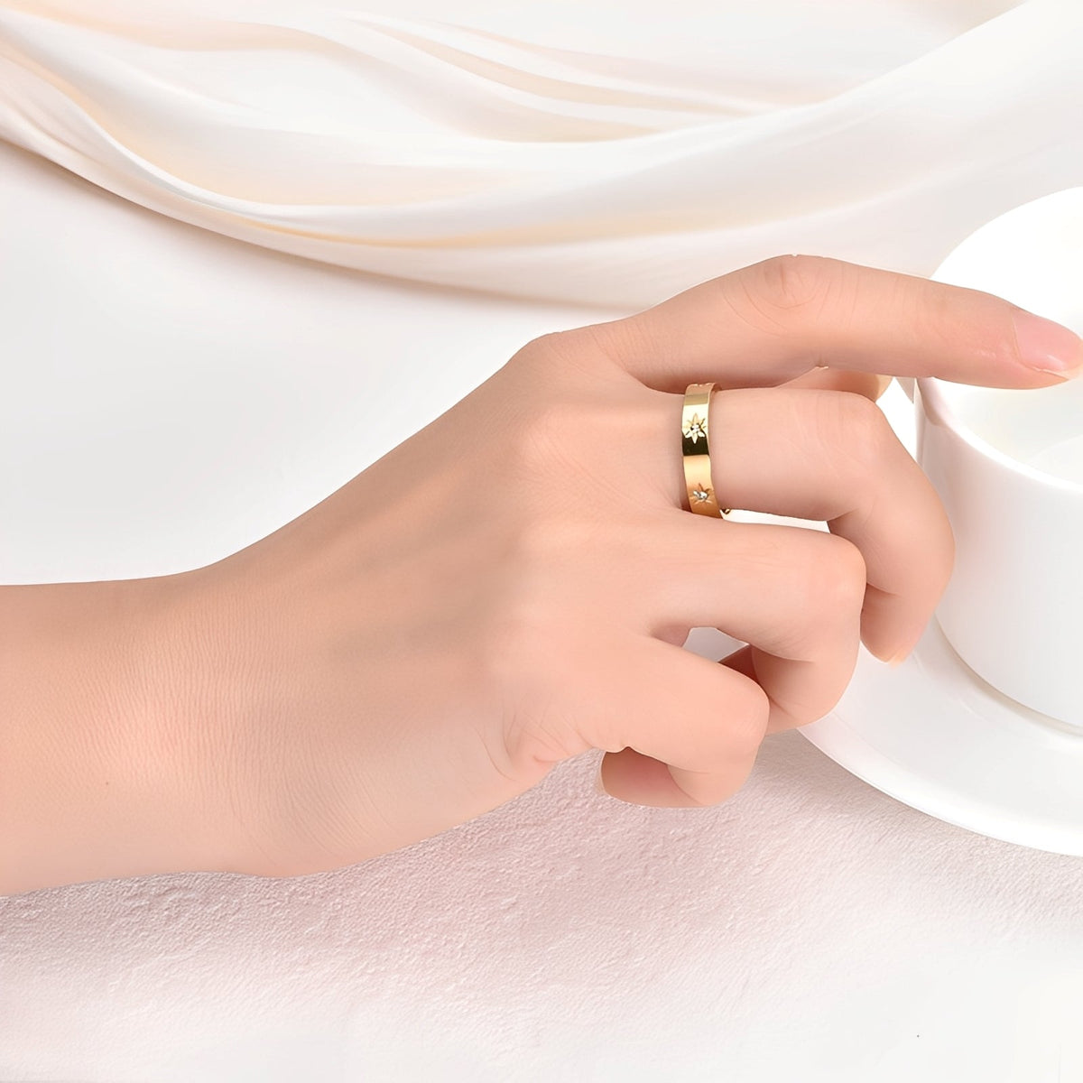 Nova – Anillo dorado con estrellas luminosas