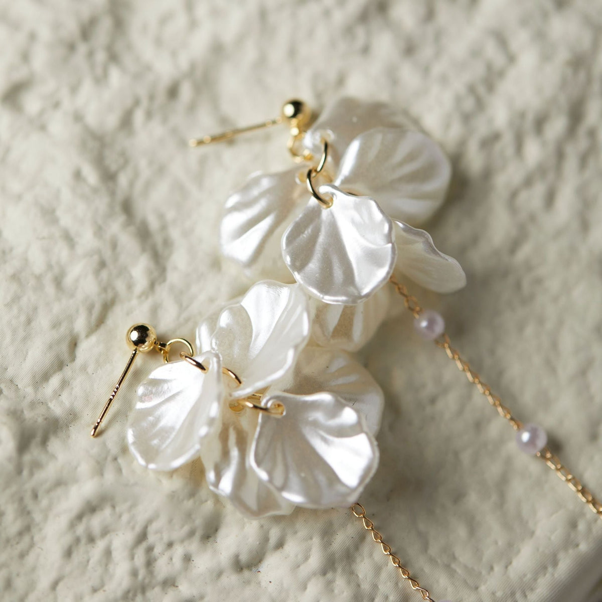Rhia – Pendientes de pétalos de flores de hadas con perla y borlas