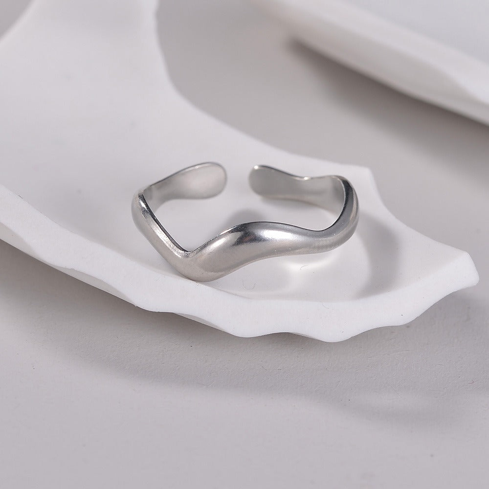 Theva – Anillo abierto de ondas de agua en acero de titanio