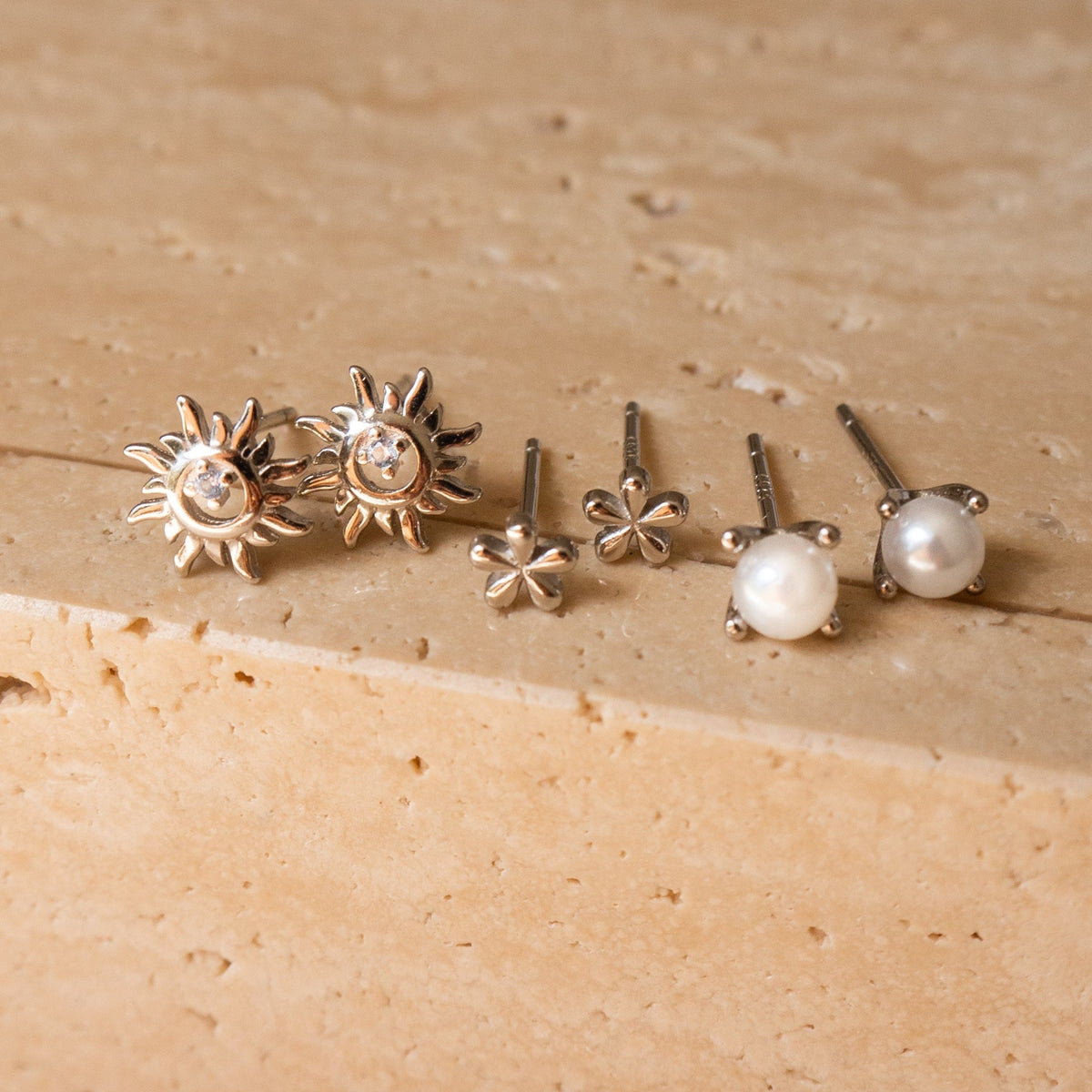 Pendientes mini de flores en plata esterlina