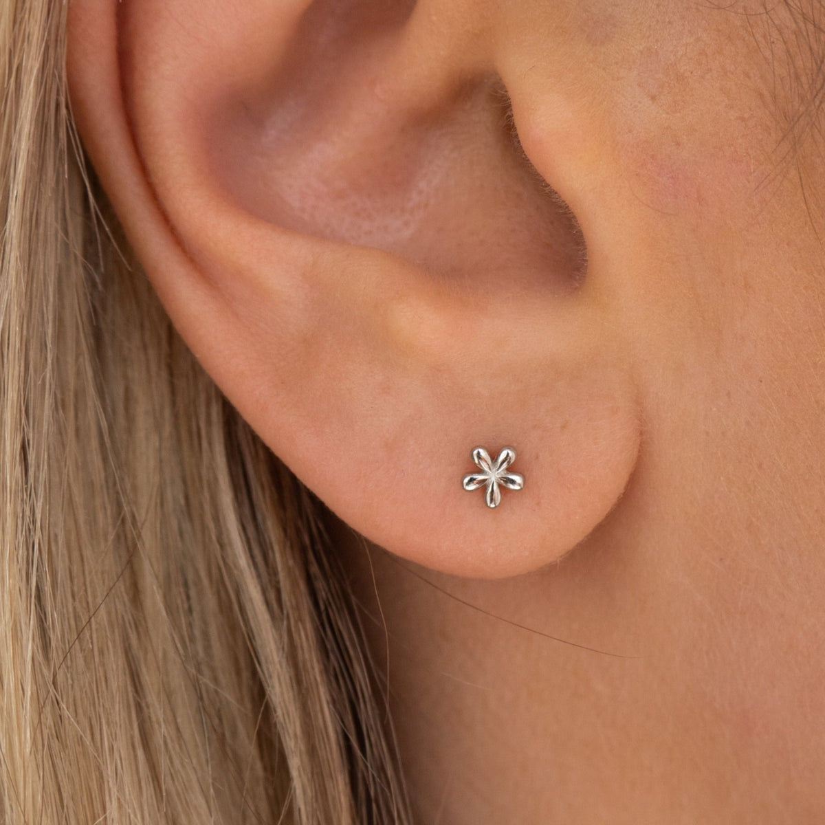 Pendientes mini de flores en plata esterlina