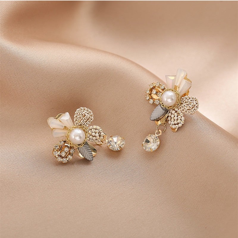 Pendientes florales con perlas y borlas de cristal