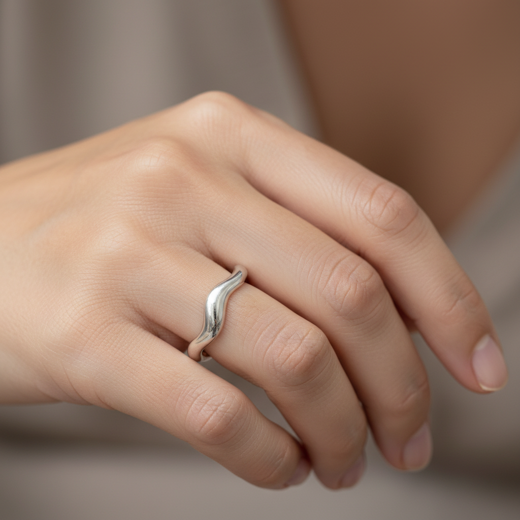 Theva – Anillo abierto de ondas de agua en acero de titanio