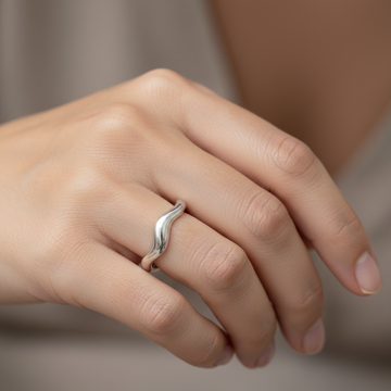 Theva – Anillo abierto de ondas de agua en acero de titanio
