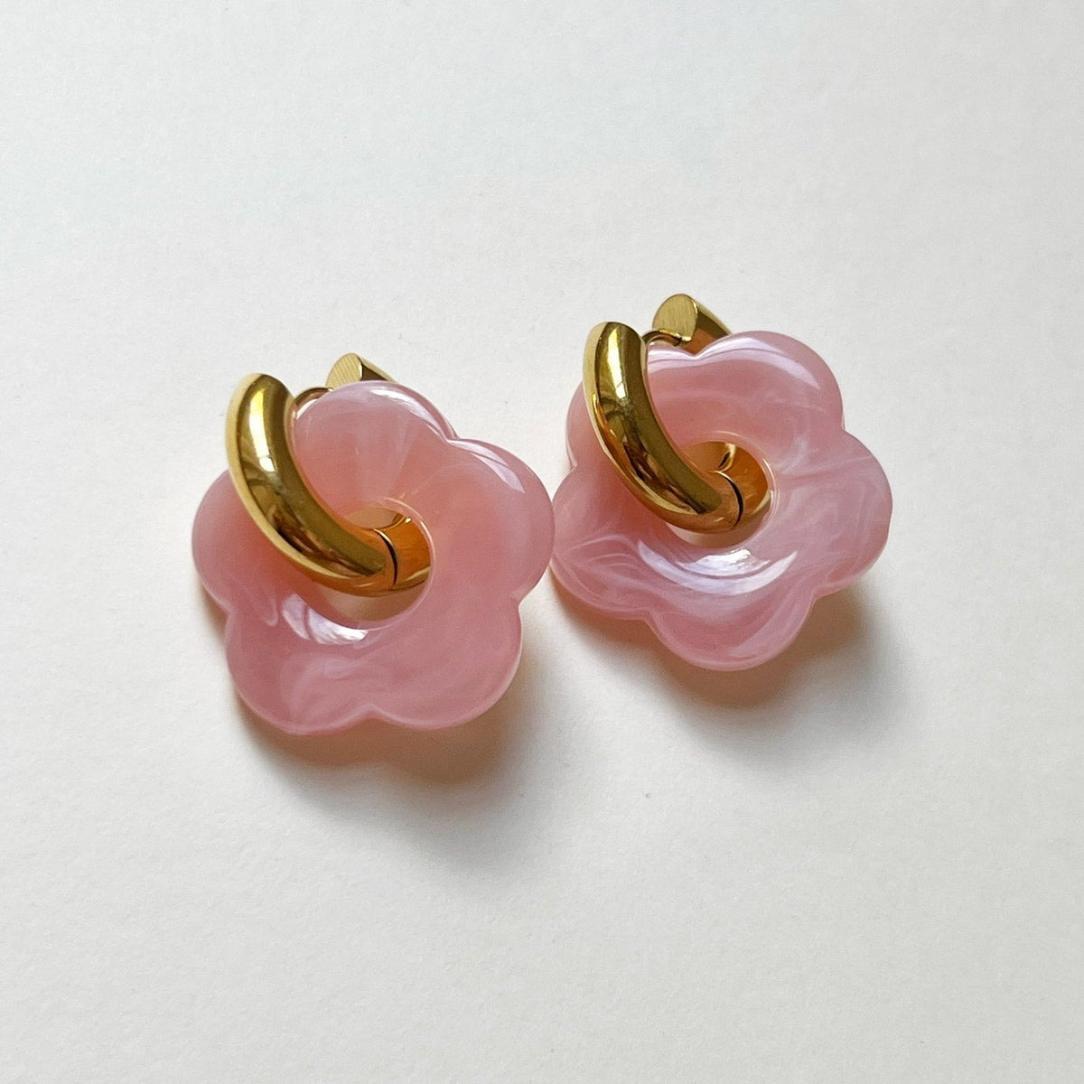 Aros de donut rosa con encanto floral