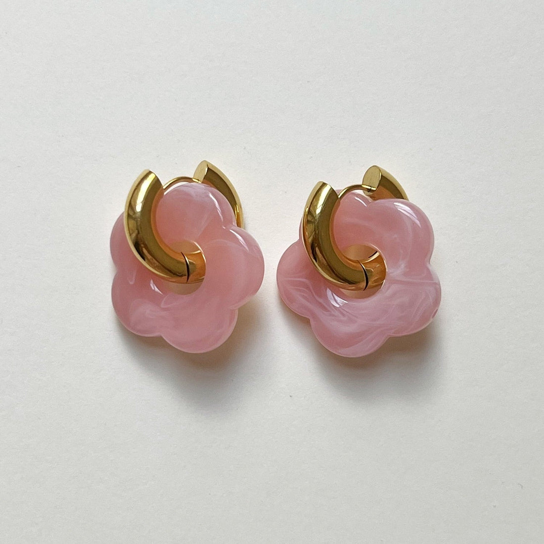 Aros de donut rosa con encanto floral