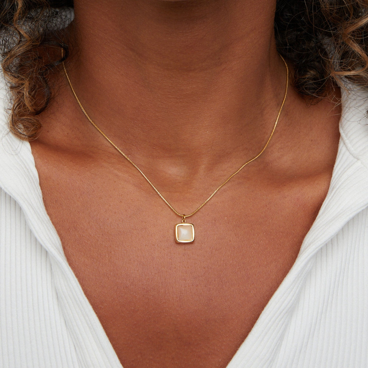 Riva - Collar con colgante de piedra lunar