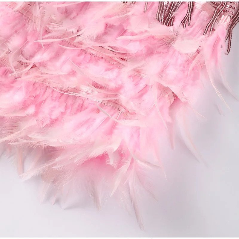 Mara - Un elegante vestido de cóctel con adornos de plumas