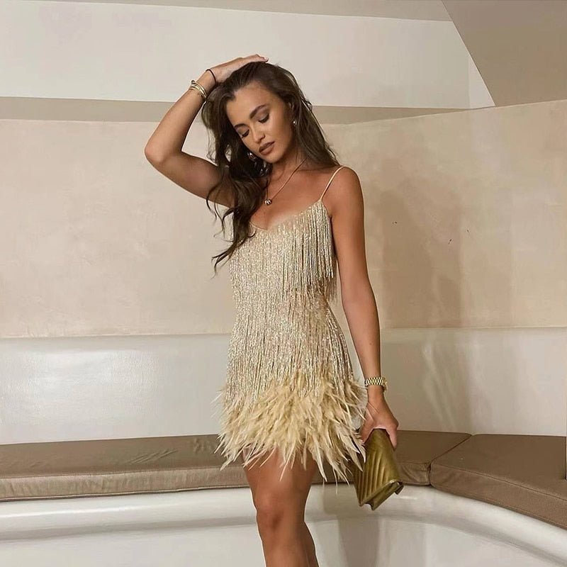 Mara - Un elegante vestido de cóctel con adornos de plumas