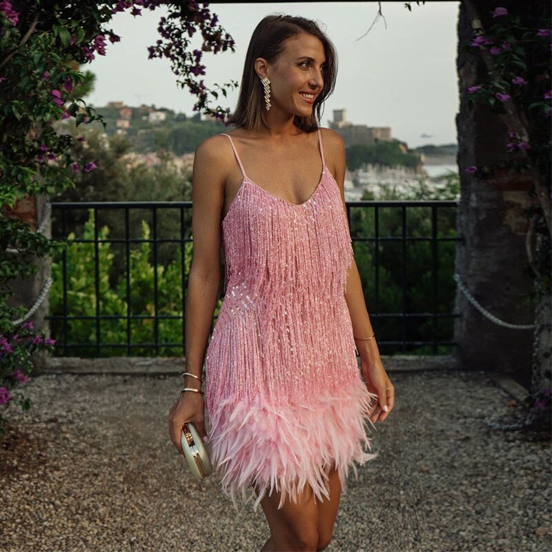 Mara - Un elegante vestido de cóctel con adornos de plumas