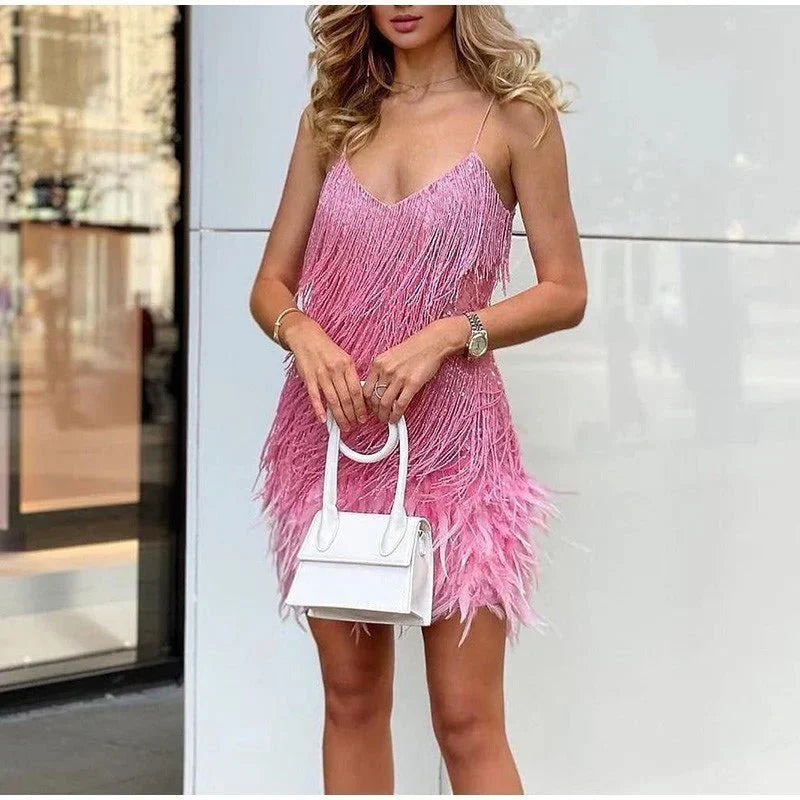 Mara - Un elegante vestido de cóctel con adornos de plumas