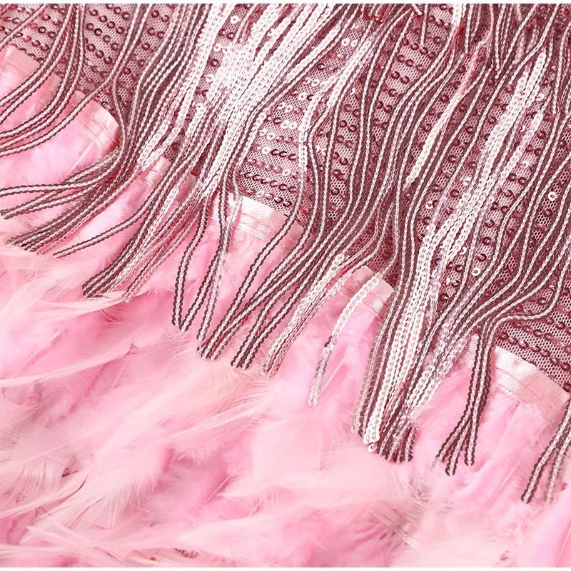Mara - Un elegante vestido de cóctel con adornos de plumas