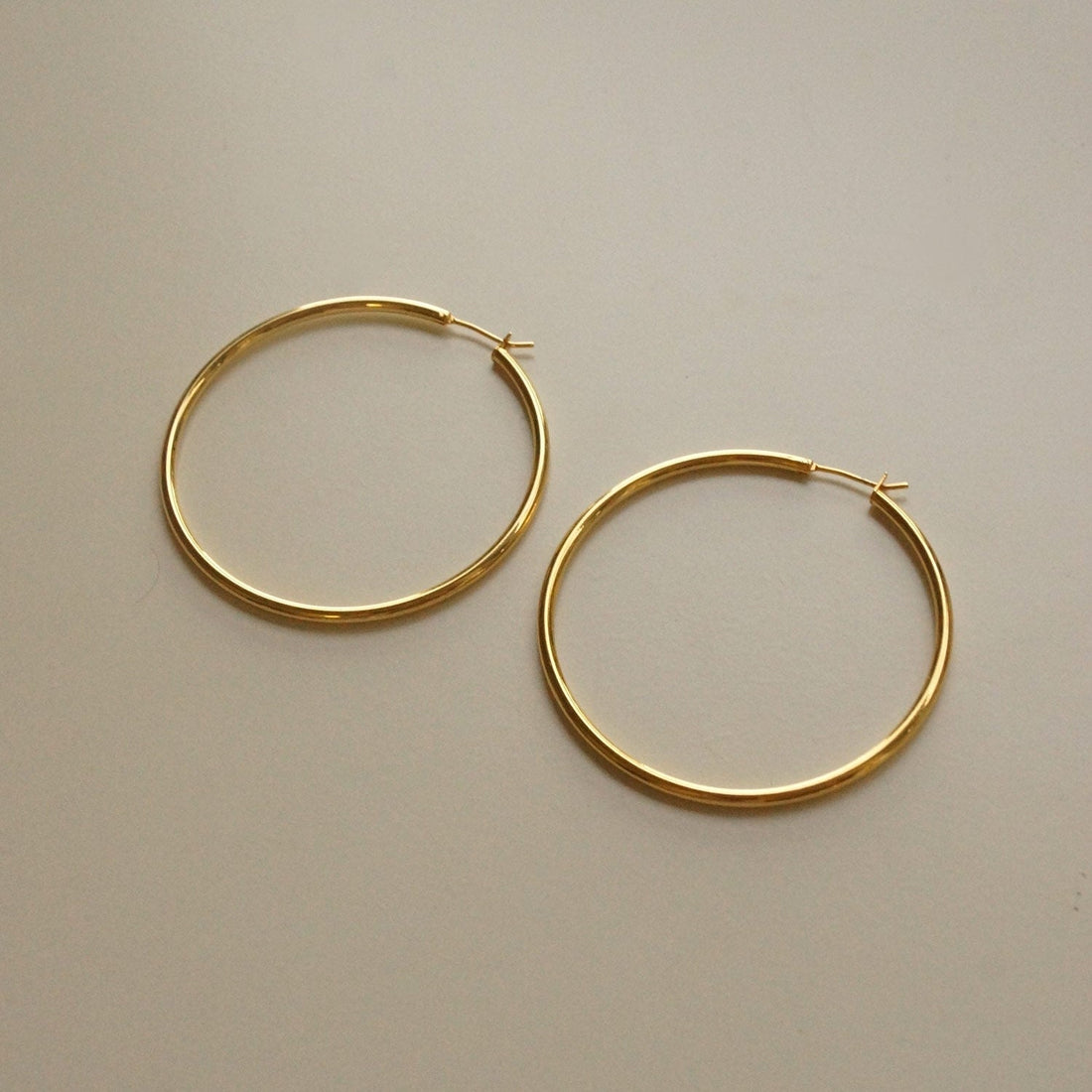 Bella - Aros grandes delgados dorados
