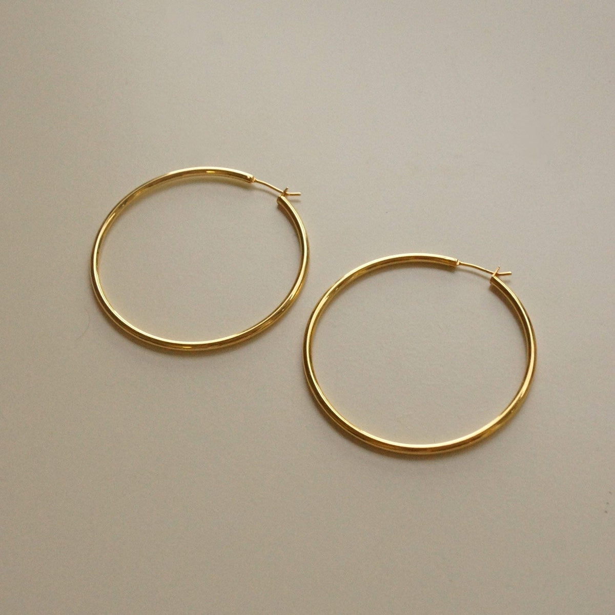 Bella - Aros grandes delgados dorados