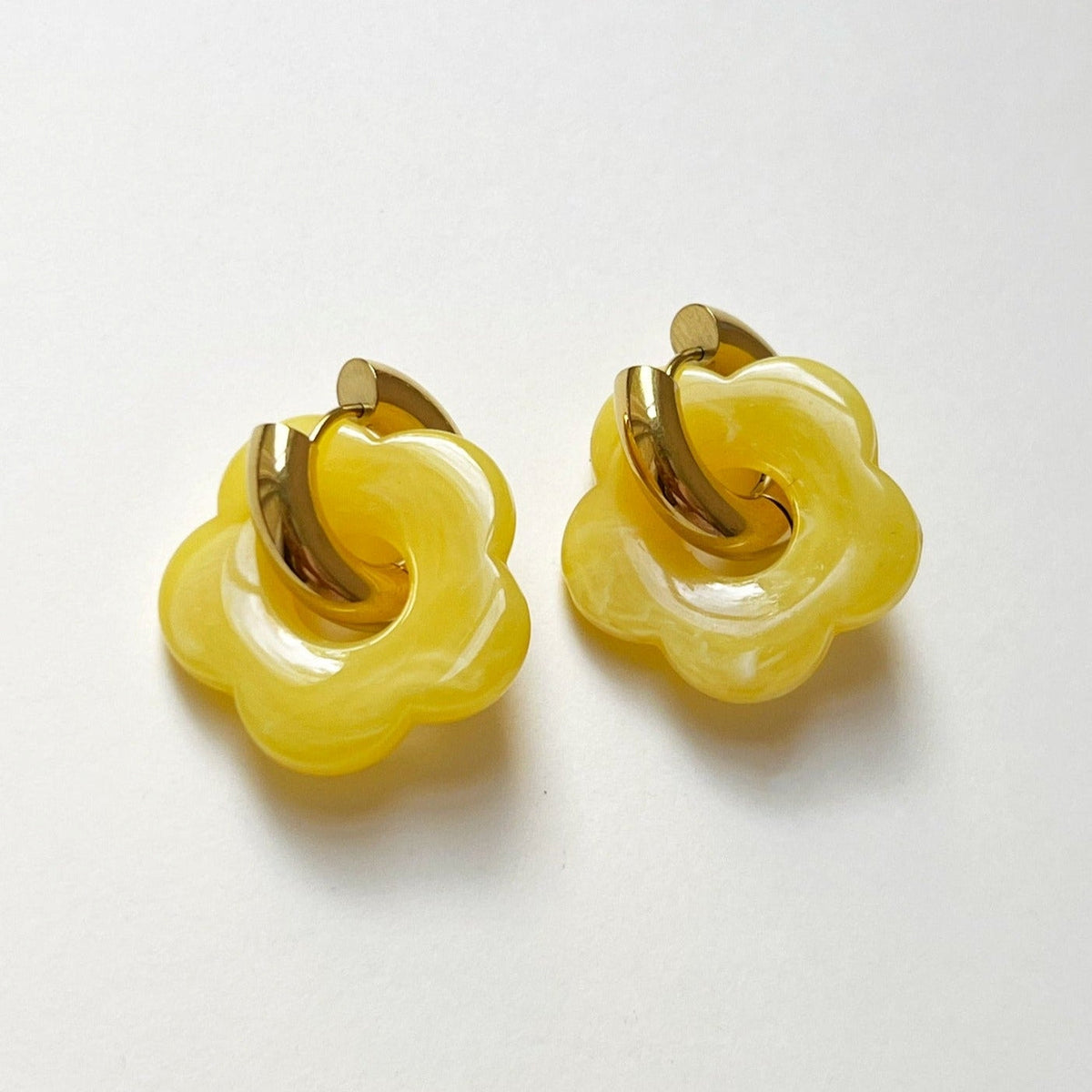 Aros donut amarillos con colgante floral