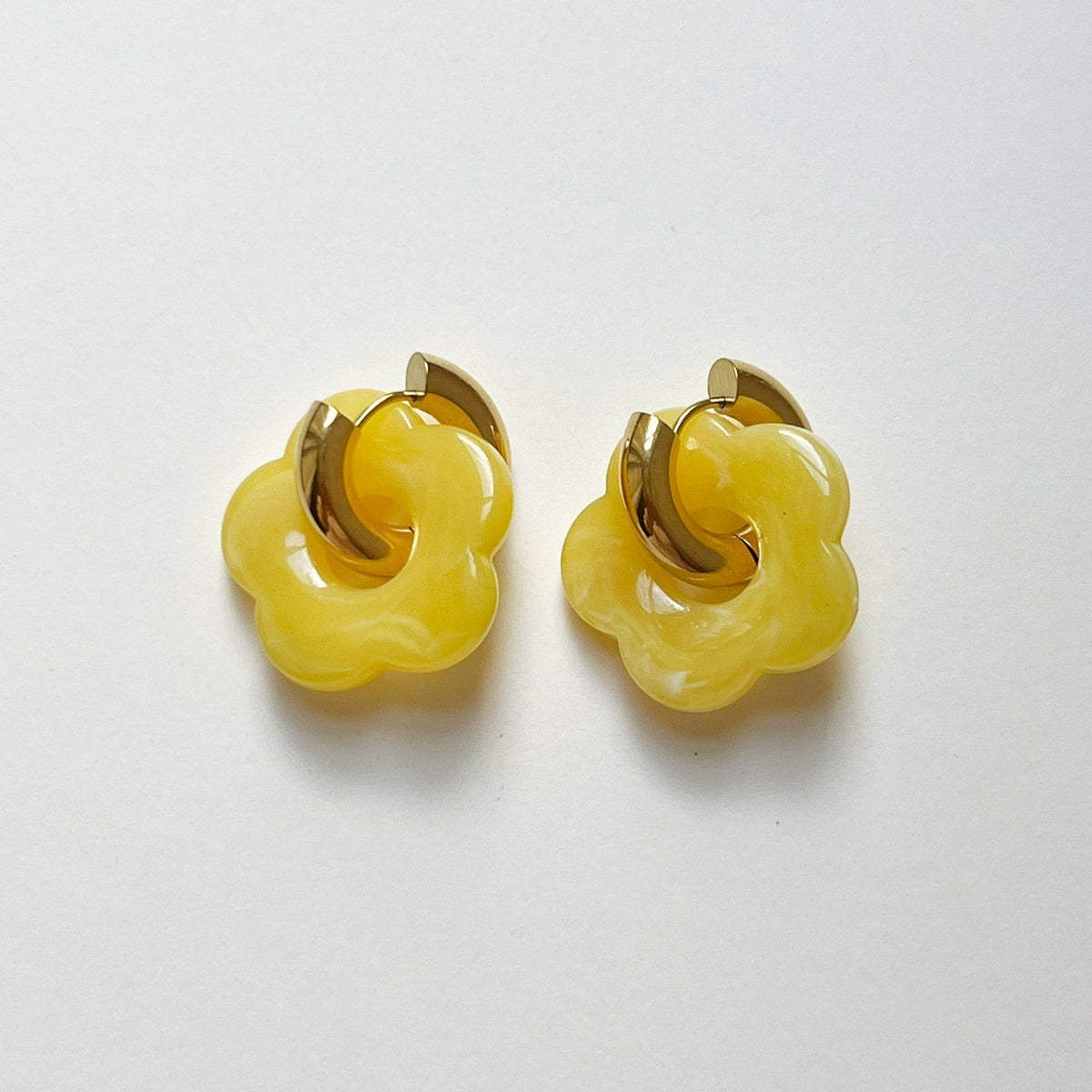 Aros donut amarillos con colgante floral